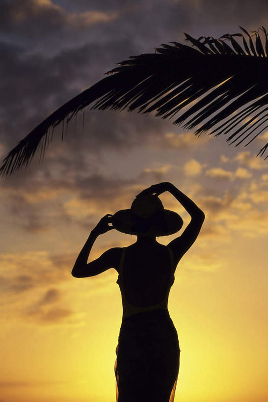 西方人,一个人,站,举,竖图,室外,白天,正面,泳装,比基尼,旅游,度假,美景,日落,植物,帽子,叶子,欧洲,欧洲人,仅一个年轻女性,仅一个女性,仅一个人,握,包裹,草帽,纺织物,纹理,景观,晚霞,霞光,云,云朵,落日,绿叶,背光,云彩,娱乐,绿色,白云,自然,黄昏,毛巾,清洁,托,站着,享受,休闲,嫩叶,景色,彩霞,放松,握着,保暖,自然风光,逆光,透气,棕榈叶,防水,肌理,一顶,夕照,储水,耐磨,吸水,年轻女性,女人,女性,白种人,叶,叶片,叶脉,夕阳,举起,举手,举着,向上举,向上伸,向上托,站立,半身,彩图,三点式,泳衣,海滩巾,斜阳