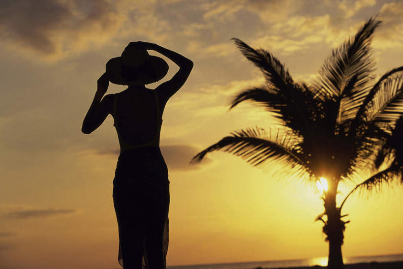 西方人,一个人,站,举,横图,室外,白天,正面,泳装,比基尼,旅游,度假,海浪,海洋,美景,日落,太阳,植物,帽子,叶子,欧洲,欧洲人,仅一个年轻女性,仅一个女性,仅一个人,握,阴影,光线,包裹,草帽,纺织物,纹理,影子,景观,浪花,晚霞,霞光,云,云朵,落日,绿叶,背光,云彩,娱乐,绿色,白云,阳光,自然,海水,黄昏,毛巾,清洁,托,站着,享受,休闲,嫩叶,景色,彩霞,放松,握着,保暖,自然风光,逆光,海景,透气,棕榈叶,防水,肌理,一顶,夕照,储水,耐磨,吸水,年轻女性,女人,女性,白种人,叶,叶片,叶脉,大海,风浪,海,海水的波动,近岸浪,涌浪,夕阳,举起,举手,举着,向上举,向上伸,向上托,站立,半身,彩图,三点式,泳衣,海滩巾,斜阳