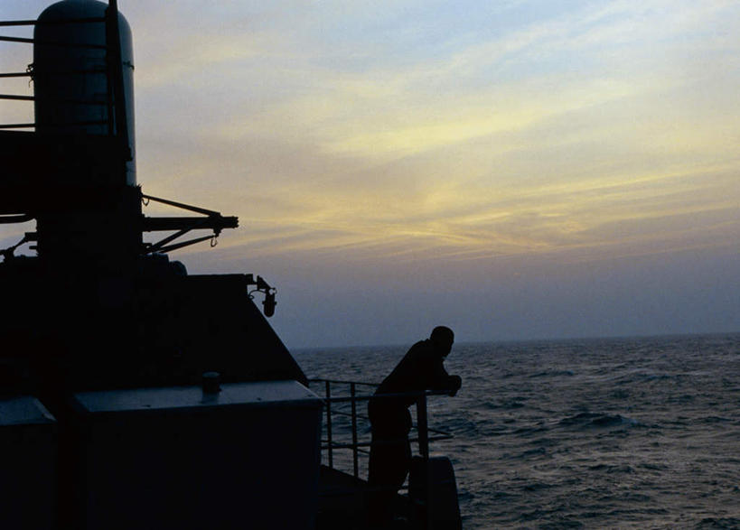 西方人,一个人,栏杆,站,横图,室外,白天,侧面,制服,海浪,海洋,美景,日落,船,欧洲,美国,欧洲人,仅一个男性,仅一个人,仅一个中年男性,一艘,士兵,景观,浪花,晚霞,霞光,落日,围栏,背光,注视,护栏,衣服,自然,海水,黄昏,观察,看,站着,景色,彩霞,搭,军舰,观看,军人,甲板,察看,北美,军装,北美洲,搭着,关注,自然风光,航母,美洲,军服,海军,逆光,海景,战舰,航空母舰,美军,飞行甲板,军用战舰,战船,杜鲁门号航空母舰,北亚美利加洲,亚美利加洲,兵士,空母,载机巡洋舰,夕照,男人,男性,中年男性,白种人,大海,风浪,海,海水的波动,近岸浪,涌浪,夕阳,站立,彩图,全身,斜阳