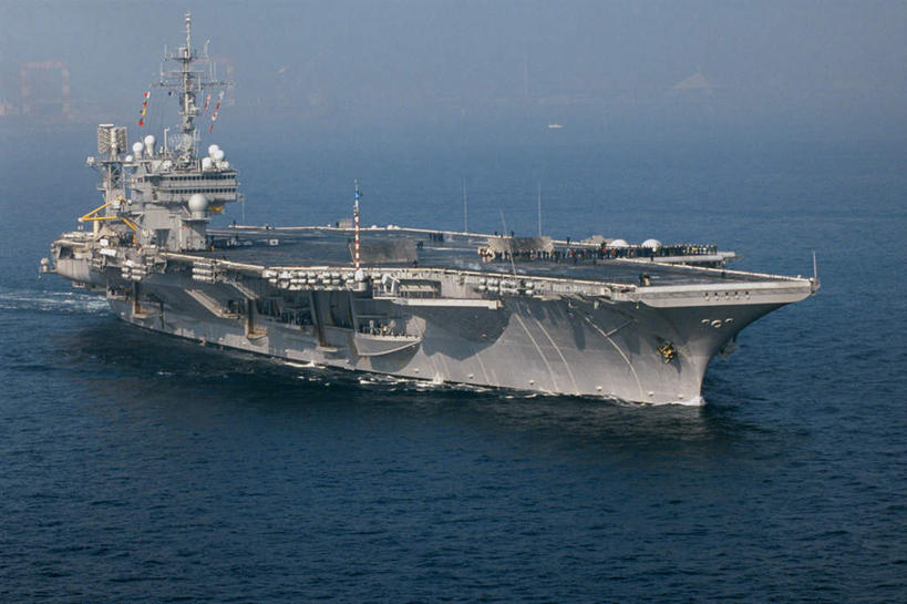 无人,横图,俯视,航拍,室外,白天,海浪,海洋,船,美国,一艘,阴影,波纹,飞溅,溅,光线,液体,影子,浪花,水滴,水珠,水纹,阳光,海水,船尾波,波浪,军舰,甲板,北美,北美洲,鸟瞰,喷洒,航母,美洲,海军,海景,战舰,航空母舰,小鹰号航空母舰,美军,飞行甲板,军用战舰,战船,北亚美利加洲,亚美利加洲,空母,载机巡洋舰,大海,风浪,海,海水的波动,近岸浪,涌浪,彩图,高角度拍摄