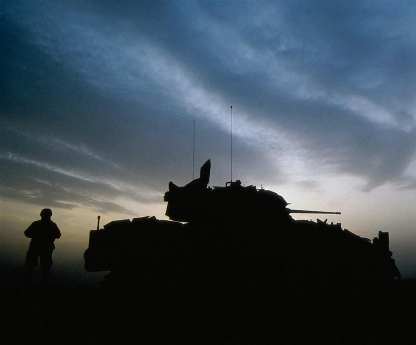 西方人,一个人,站,横图,室外,白天,仰视,制服,日落,帽子,欧洲,美国,欧洲人,仅一个男性,仅一个人,仅一个中年男性,一艘,士兵,头盔,晚霞,霞光,云,云朵,落日,背光,云彩,注视,衣服,蓝色,白云,蓝天,天空,黄昏,安全帽,天,观察,看,站着,武器,彩霞,晴朗,观看,军人,察看,北美,军装,北美洲,关注,美洲,军服,逆光,装甲车,坦克,陆军,美军,履带车,北亚美利加洲,亚美利加洲,兵士,夕照,男人,男性,中年男性,白种人,晴空,夕阳,站立,彩图,低角度拍摄,全身,M2布雷德利步兵战车,斜阳