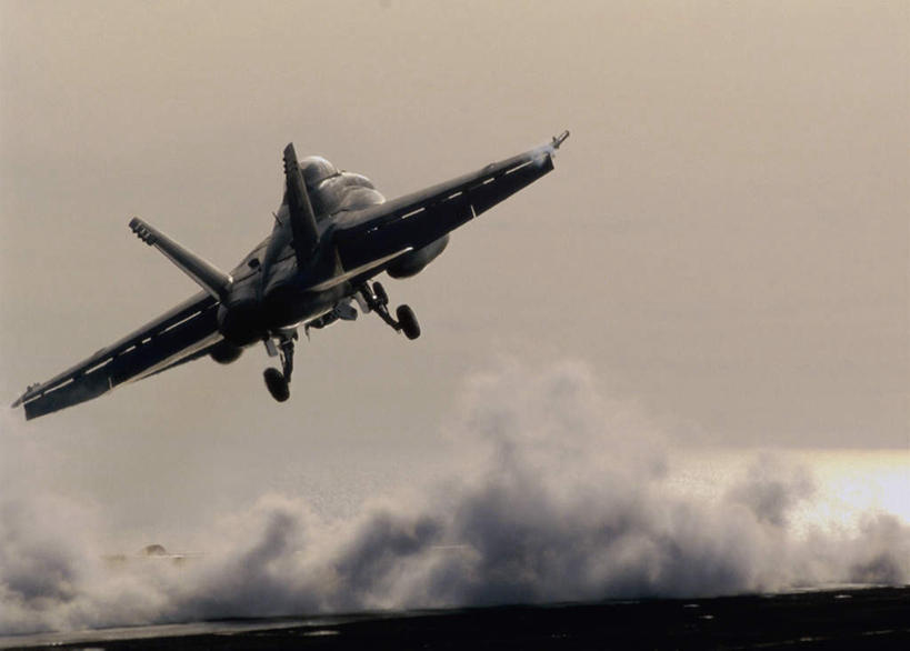 无人,机场,横图,室外,白天,正面,飞机,飞机场,美国,烟雾,航空,停机坪,空军,一架,战斗机,北美,北美洲,美洲,军用机,美军,军用战斗机,F/A-18战斗机,F/A-18战机,F-18C大黄蜂战斗机,F-18大黄蜂战斗机,F-18战斗机,F-18战机,KC-135加油机,北亚美利加洲,亚美利加洲,彩图