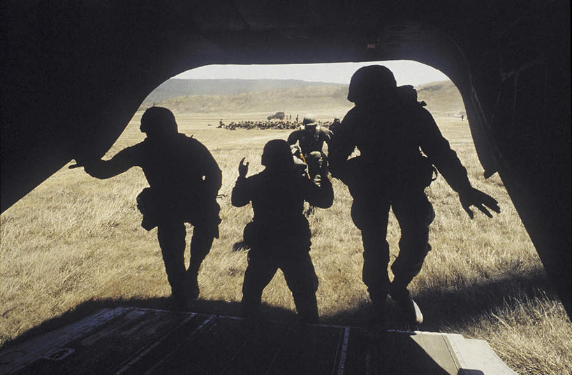 西方人,四个人,伙伴,朋友,走,横图,室外,白天,正面,制服,友谊,合作,团队,帽子,欧洲,美国,欧洲人,士兵,握,阴影,光线,头盔,影子,背光,拿,拿着,衣服,阳光,安全帽,战略,握着,运输,空军,一架,军人,直升机,北美,军装,北美洲,美洲,军服,逆光,军用机,运输机,美军,军用战斗机,军用运输器,北亚美利加洲,亚美利加洲,联合,合谋,CH-47支奴干中型运输直升机,配合,协作,男人,男性,中年男性,白种人,步行,散步,走路,彩图,全身