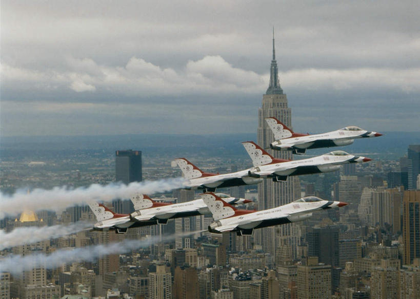 无人,高楼大厦,横图,俯视,航拍,室外,白天,度假,美景,城市风光,标志建筑,城市,大厦,地标,飞机,建筑,摩天大楼,纽约,美国,一排,许多,飞翔,整齐,飞行,景观,烟雾,云,云朵,曼哈顿,很多,翱翔,云彩,娱乐,建设,飞,排列,蓝色,白云,蓝天,天空,天,享受,休闲,景色,放松,空军,晴朗,污染,废气,战斗机,北美,北美洲,鸟瞰,队列,美洲,军用机,飞机尾迹,美军,军用战斗机,战隼战斗机,帝国大厦,尾迹云,机尾云,飞机拉烟,云带,尾迹,纽约州,帝国之州,帝国州,F-16战斗机,F-16战隼战斗机,北亚美利加洲,亚美利加洲,机尾迹,飞机尾气,帝国州大厦,晴空,彩图,高角度拍摄,大楼,高层建筑,高楼,摩天楼,曼哈顿岛