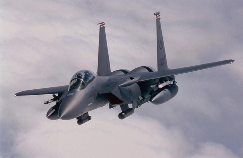 无人,横图,俯视,室外,白天,飞机,美国,飞翔,阴影,飞行,光线,影子,云,云朵,翱翔,云彩,航空,飞,蓝色,白云,蓝天,天空,阳光,交通工具,天,战争,空军,一架,晴朗,战斗机,北美,北美洲,载具,美洲,轰炸机,军用机,美军,军用战斗机,鹰式战斗机,北亚美利加洲,亚美利加洲,晴空,彩图,高角度拍摄,F-15E打击鹰式战斗轰炸机,F-15E攻击鹰式战斗轰炸机