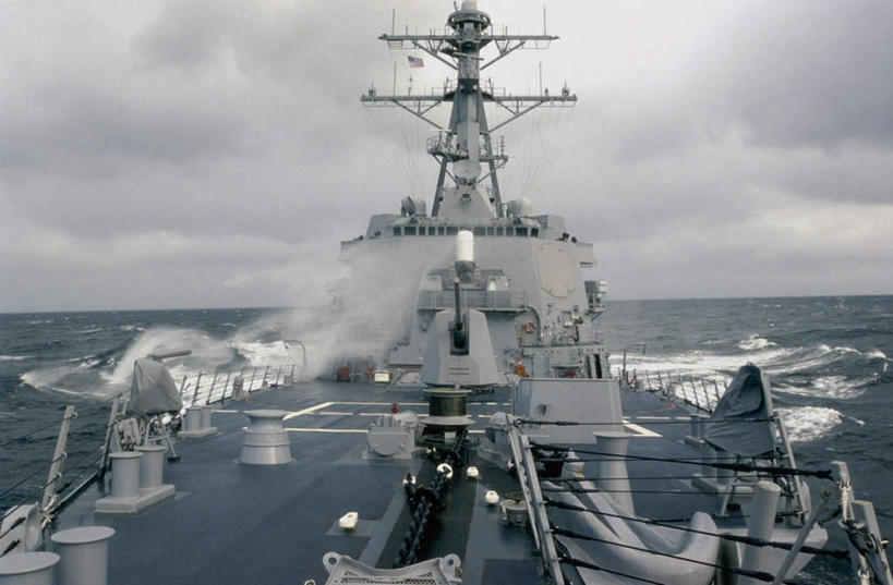 无人,横图,室外,白天,正面,竞争,海浪,海洋,船,美国,一艘,对抗,冲突,枪支,浪花,乌云,云,阴天,云朵,云彩,破坏,天空,海水,天,大炮,武器,战争,军舰,损坏,北美,北美洲,攻击,昏暗,威胁,阴沉,对立,矛盾,兵器,美洲,海军,防御,海景,战舰,驱逐舰,美军,军用战舰,战船,敌对,挫败,斗争,抗拒,抗衡,北亚美利加洲,亚美利加洲,杀伤,威慑,枪枝,丘吉尔号驱逐舰,温斯顿.S.丘吉尔号驱逐舰,危险,大海,风浪,海,海水的波动,近岸浪,涌浪,彩图