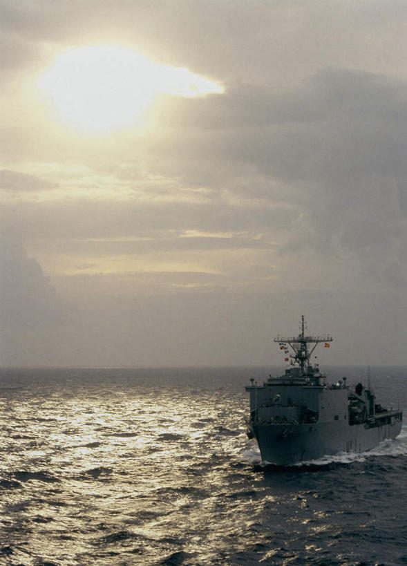 无人,竖图,室外,白天,正面,海浪,海洋,日落,船,美国,一艘,波纹,飞溅,溅,液体,浪花,水滴,水平线,晚霞,霞光,落日,辽阔,海平线,水珠,水纹,海水,黄昏,船尾波,波浪,广阔,彩霞,军舰,一望无际,甲板,北美,北美洲,喷洒,美洲,海军,海景,战舰,美军,飞行甲板,军用战舰,战船,登陆舰,北亚美利加洲,亚美利加洲,无边无际,一马平川,夕照,大海,风浪,海,海水的波动,近岸浪,涌浪,夕阳,彩图,惠特比岛级船坞统一登陆舰,水天相接,水天一线,斜阳