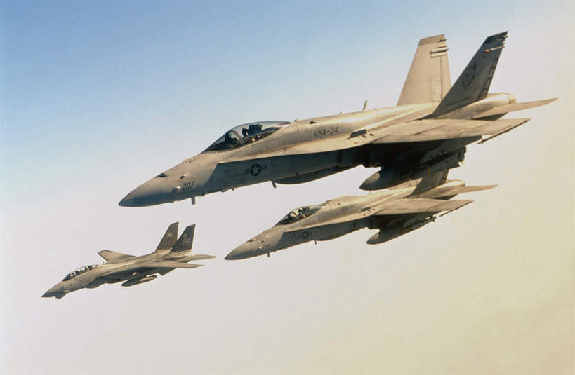 无人,横图,室外,白天,仰视,飞机,美国,飞翔,阴影,飞行,光线,影子,翱翔,飞,蓝色,蓝天,天空,阳光,天,空军,晴朗,战斗机,北美,北美洲,美洲,军用机,美军,军用战斗机,三架,万里无云,F/A-18战斗机,F/A-18战机,F-18C大黄蜂战斗机,F-18大黄蜂战斗机,F-18战斗机,F-18战机,KC-135加油机,北亚美利加洲,亚美利加洲,晴空,晴空万里,彩图,低角度拍摄