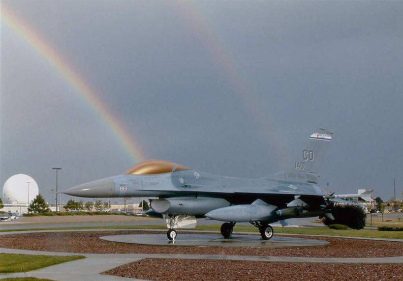 无人,横图,室外,白天,正面,彩虹,飞机,美国,一艘,停靠,阴影,光线,影子,蓝色,蓝天,天空,阳光,天,空军,晴朗,战斗机,北美,北美洲,停泊,美洲,军用机,美军,军用战斗机,战隼战斗机,万里无云,F-16战斗机,F-16战隼战斗机,北亚美利加洲,亚美利加洲,虹,虹桥,七彩虹,晴空,晴空万里,天虹,彩图