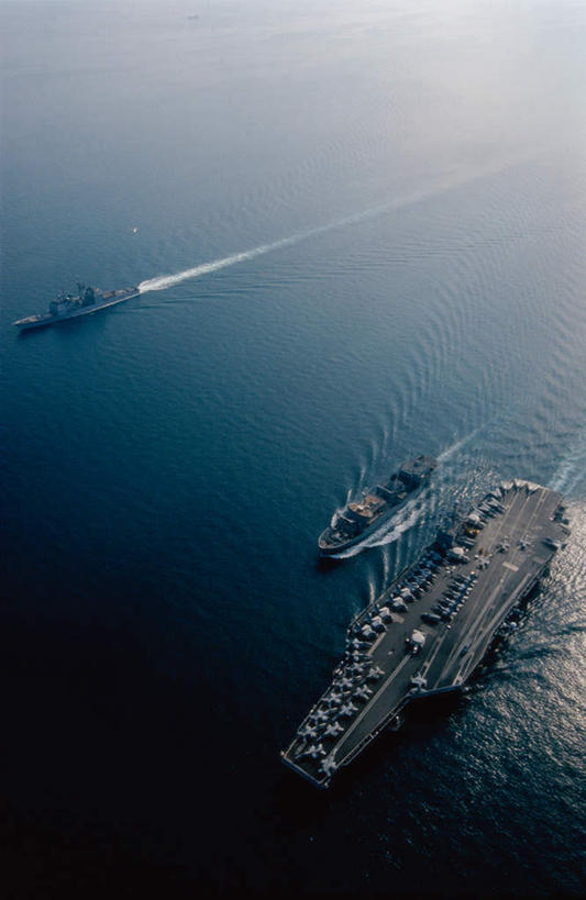 无人,竖图,俯视,室外,白天,海浪,海洋,船,美国,阴影,波纹,飞溅,溅,光线,液体,影子,浪花,水滴,水珠,水纹,阳光,海水,船尾波,波浪,军舰,甲板,北美,北美洲,喷洒,航母,美洲,海军,海景,战舰,航空母舰,美军,飞行甲板,军用战舰,战船,杜鲁门号航空母舰,北亚美利加洲,亚美利加洲,空母,载机巡洋舰,大海,风浪,海,海水的波动,近岸浪,涌浪,彩图,高角度拍摄