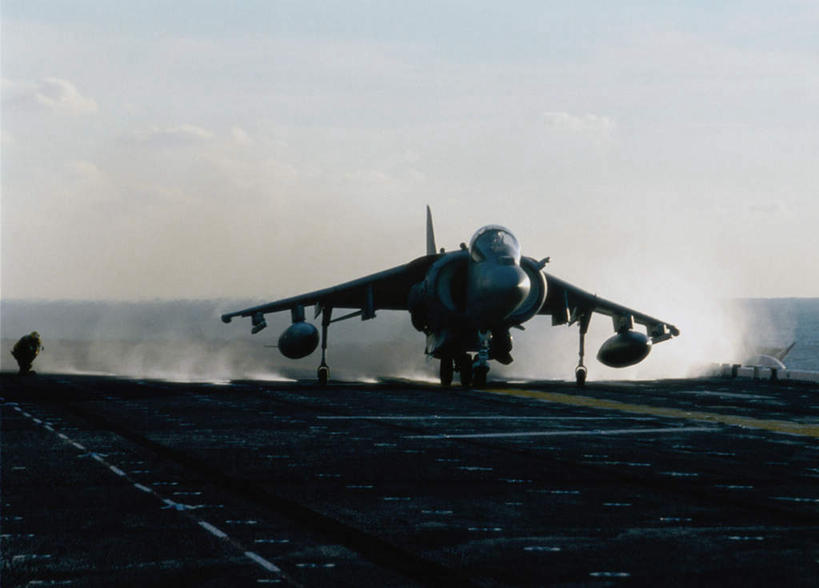 无人,机场,横图,室外,白天,正面,飞机场,美国,飞翔,阴影,飞行,光线,影子,翱翔,航空,飞,蓝色,蓝天,天空,阳光,停机坪,天,空军,一架,晴朗,战斗机,北美,北美洲,美洲,军用机,鹞式战斗机,美军,麦道公司,军用战斗机,侦察机,万里无云,北亚美利加洲,亚美利加洲,AV-8B鹞式战斗机,晴空,晴空万里,彩图