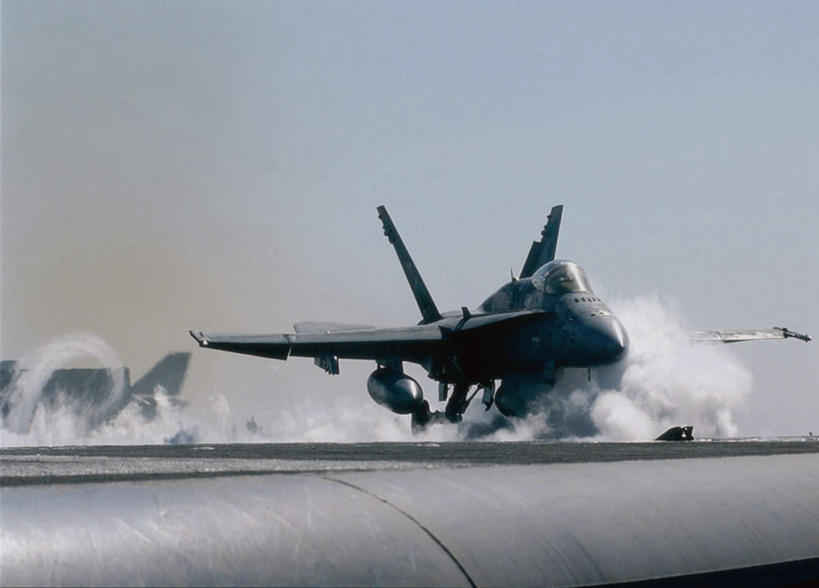 无人,横图,室外,白天,正面,飞机,船,美国,飞翔,阴影,飞行,光线,影子,翱翔,航空,飞,蓝色,蓝天,天空,阳光,交通工具,天,战争,运输,军舰,空军,一架,晴朗,甲板,战斗机,北美,北美洲,载具,航母,美洲,海军,轰炸机,战舰,航空母舰,军用机,美军,飞行甲板,军用战斗机,军用战舰,攻击机,军用运输器,战船,杜鲁门号航空母舰,万里无云,北亚美利加洲,亚美利加洲,空母,载机巡洋舰,晴空,晴空万里,彩图,F-14B战斗机