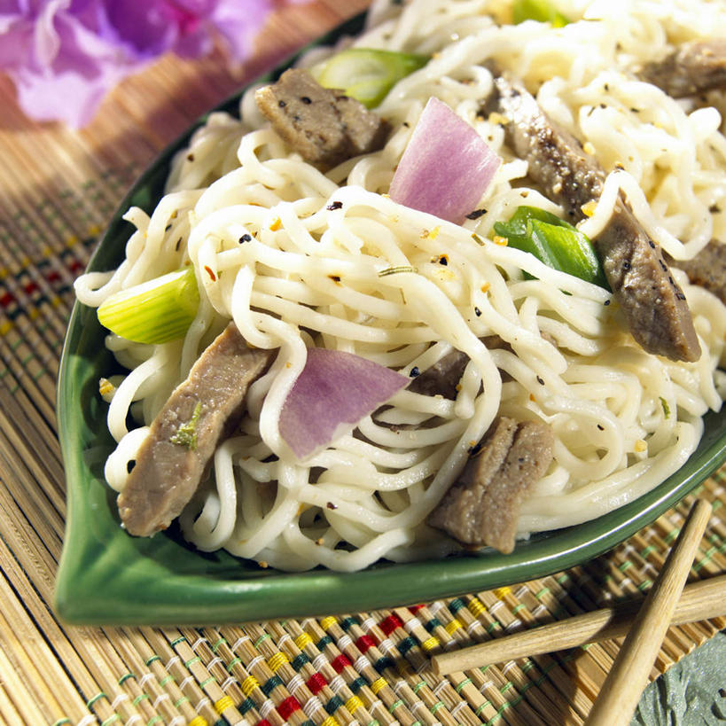 面食,面条,无人,方图,俯视,室内,特写,白天,烹饪,餐桌,筷子,桌子,蔬菜,洋葱,餐具,一双,阴影,新鲜,反射,影子,陶瓷,面,肉,日本料理,牛肉,料理,食品,陶瓷制品,文化,传统,菜肴,美食,肉类,食物,一个,容器,碗,日式料理,日式,佳肴,有机食品,绿色食品,单个,餐台,储藏,礼节,储存,玉葱,礼仪,肉食,进餐用具,圆葱,洋葱头,球葱,葱头,彩图,高角度拍摄,贮存