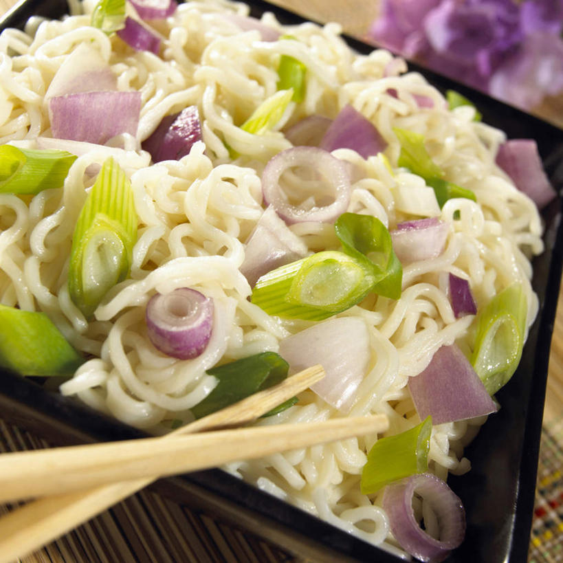 面食,面条,无人,方图,俯视,室内,特写,白天,烹饪,餐桌,筷子,桌子,蔬菜,洋葱,餐具,一双,阴影,新鲜,反射,影子,陶瓷,面,肉,日本料理,牛肉,料理,食品,陶瓷制品,文化,传统,菜肴,美食,肉类,食物,一个,容器,碗,日式料理,日式,佳肴,有机食品,绿色食品,单个,餐台,储藏,礼节,储存,玉葱,礼仪,肉食,进餐用具,圆葱,洋葱头,球葱,葱头,彩图,高角度拍摄,贮存