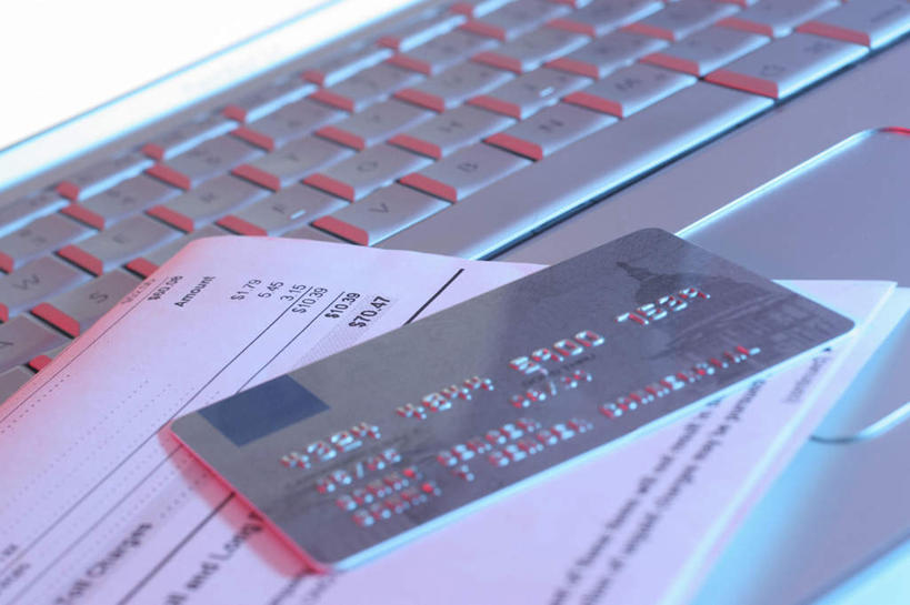 无人,横图,俯视,室内,特写,白天,信用卡,电脑,笔记本电脑,静物,一张,网络,英文,标志,文字,字符,字母,通讯设备,标识,卡,储蓄卡,账单,英文字母,一台,无线,票据,发票,通信设备,无线网络,小票,无线上网,便携式电脑,银行卡,手提电脑,彩图,高角度拍摄,收据