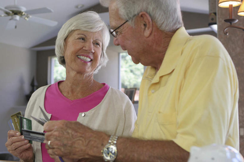 西方人,老年人,两个人,家庭,夫妻,站,笑,微笑,露齿笑,横图,室内,白天,正面,爱情,窗户,欧洲,欧洲人,握,修剪,服装,时间,电器,工具,剪刀,时钟,手表,眼镜,墙,风扇,夏季,浪漫,清凉,拿,计时,拿着,注视,休闲装,凉爽,玻璃窗,墙壁,墙面,衣服,容器,钟表,夏天,观察,看,站着,休闲,温暖,温馨,一家人,休闲服,表,储蓄罐,器皿,恩爱,储蓄,存钱,握着,金融,理财,恋人,服饰,电风扇,经济,观看,老花镜,电扇,裁剪,腕表,和睦,察看,剪子,剪裁,切割,家电,家用电器,资金,存钱罐,关注,存款,流通,贸易,贮钱罐,储钱罐,扑满,远视眼镜,老年男性,老年女性,男人,男性,女人,女性,白种人,夫妇,情侣,钟,站立,半身,彩图,伴侣,融洽,小家电