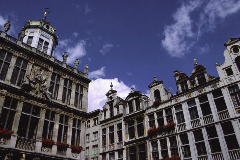 无人,高楼大厦,横图,室外,白天,仰视,旅游,度假,办公楼,窗户,标志建筑,大厦,地标,建筑,摩天大楼,写字楼,雕塑,比利时,欧洲,一排,阴影,艺术,整齐,装饰,并列,并排,光线,雕刻,雕像,影子,云,云朵,首都,云彩,娱乐,建设,玻璃窗,排列,蓝色,白云,蓝天,天空,阳光,工艺品,楼宇,天,享受,休闲,旅游胜地,商务楼,放松,晴朗,纪念,美术,西欧,队列,主题,平行,陈列,布鲁塞尔,布鲁塞尔大广场,功能,美学,比利时王国,布鲁塞尔广场,晴空,彩图,低角度拍摄,大楼,高层建筑,高楼,摩天楼