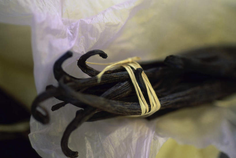 无人,横图,俯视,室内,特写,白天,植物,朦胧,模糊,包装,包装纸,纸,草药,药草,纸张,中药,黑色,绳子,清热,绳索,包装材料,牛皮纸,药材,中草药,香草兰,中药材,本草,解毒,婆绒花,山薄荷,石母草,彩图,高角度拍摄