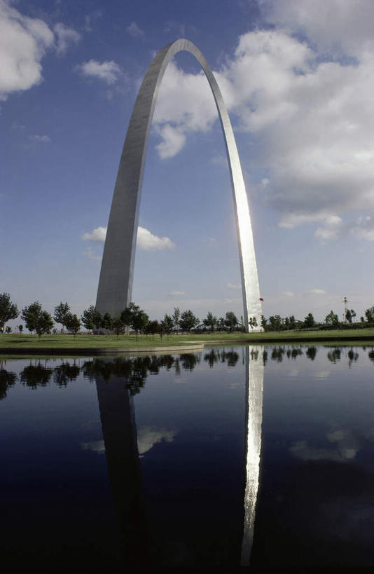 无人,竖图,室外,白天,仰视,旅游,度假,草地,草坪,河流,水,植物,标志建筑,城市,地标,建筑,雕塑,美国,阴影,艺术,装饰,光线,雕刻,雕像,影子,河水,水流,云,云朵,云彩,娱乐,建设,草,树,树木,蓝色,绿色,白云,蓝天,天空,阳光,自然,工艺品,天,享受,休闲,旅游胜地,放松,生长,晴朗,成长,纪念,美术,北美,北美洲,主题,美洲,陈列,功能,美学,北亚美利加洲,亚美利加洲,密苏里,密苏里州,索证之州,圣路易斯,圣卢易斯,圣路易士,盖特威拱门,萨尔南拱门,圣路易弧形拱门,圣路易斯拱门,西进之门,晴空,彩图,低角度拍摄