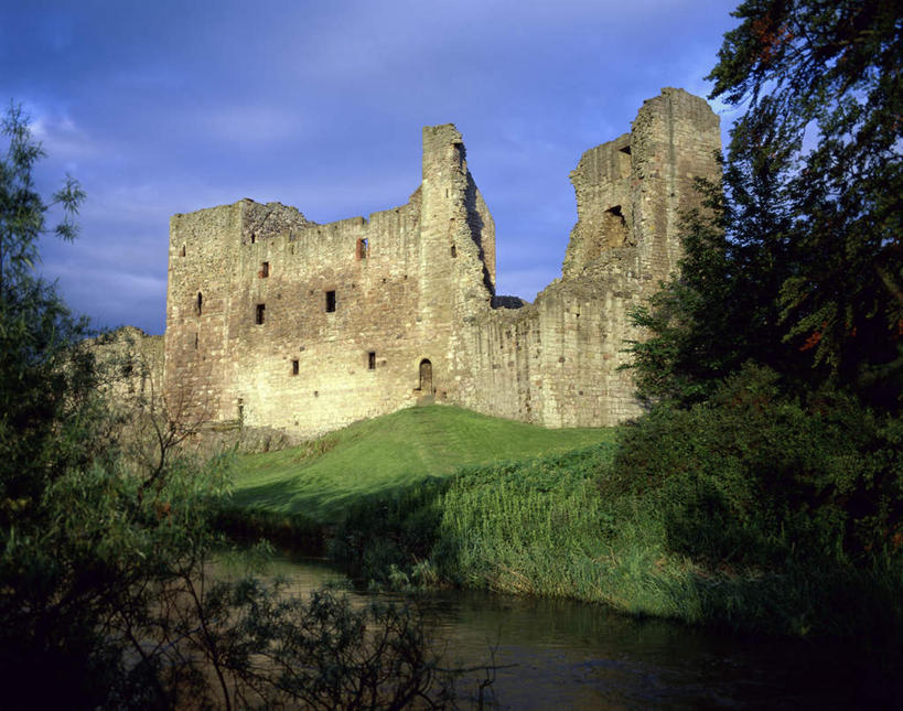 无人,横图,室外,白天,仰视,旅游,度假,草地,草坪,名胜古迹,植物,标志建筑,地标,建筑,英国,欧洲,阴影,遗迹,光线,影子,堡垒,城堡,云,云朵,云彩,古迹,文物,娱乐,建设,古建筑,苏格兰,草,树,树木,蓝色,绿色,白云,蓝天,天空,阳光,自然,天,享受,休闲,旅游胜地,放松,生长,晴朗,成长,西欧,要塞,大不列颠,古文明,大不列颠及北爱尔兰联合王国,大不列颠联合王国,日不落英帝国,苏格兰王国,设防,东洛锡安,晴空,彩图,低角度拍摄