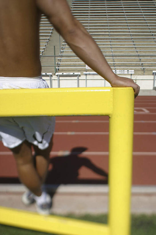 西方人,一个人,运动员,体育馆,栏杆,运动场,站,竖图,室外,白天,欧洲,非洲,黑人,欧洲人,仅一个男性,仅一个人,撑,阴影,光线,扶手,影子,跑道,体育场,运动裤,护栏,裸露,仅一个年轻男性,背面,阳光,靠,靠着,站着,田径场,撑着,裸,塑胶跑道,运动馆,男人,男性,年轻男性,非洲人,体育运动员,运动选手,站立,半身,彩图,全天候田径运动跑道