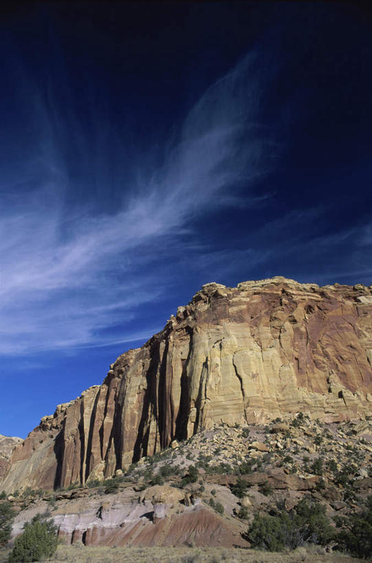 无人,竖图,室外,白天,正面,旅游,度假,美景,山,山脉,植物,美国,阴影,光线,纹路,纹理,影子,景观,山峰,云,云朵,山峦,云彩,娱乐,树,树木,蓝色,绿色,白云,蓝天,天空,阳光,自然,群山,天,享受,休闲,景色,放松,生长,晴朗,成长,北美,北美洲,犹他州,自然风光,美洲,圆顶礁国家公园,肌理,北亚美利加洲,亚美利加洲,犹他,蜂窝之州,蜂房州,国会礁脉国家公园,国会礁国家公园,晴空,彩图