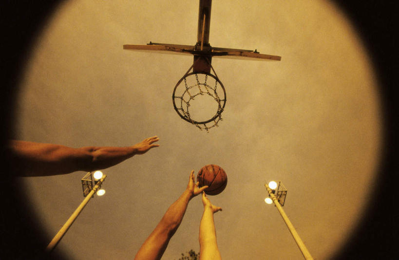 西方人,三个人,伙伴,朋友,举,横图,室外,白天,仰视,锻炼,旅游,度假,友谊,运动,篮球,日落,照明,欧洲,欧洲人,阴影,黑色背景,光线,篮球框,影子,晚霞,霞光,落日,灯光,篮球装备,娱乐,运动器械,灯,阳光,黄昏,灯具,托,享受,休闲,健身器械,篮球网,射灯,彩霞,放松,争抢,照亮,照明设备,室外运动,健身器材,户外运动,篮球运动,篮球板,夕照,友情,男人,男性,年轻男性,白种人,夕阳,举起,举手,举着,向上举,向上伸,向上托,半身,彩图,低角度拍摄,健身,斜阳,运动器材