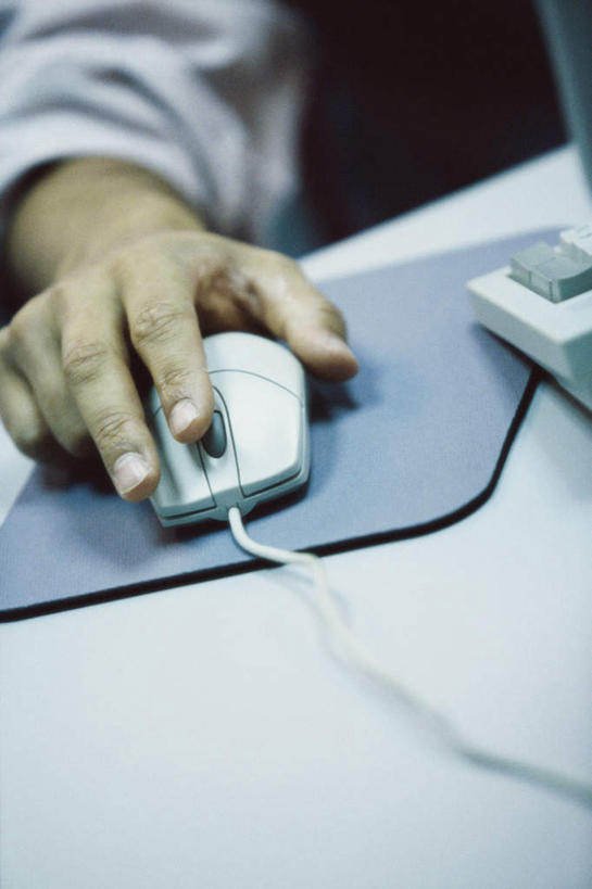 西方人,手,一个人,商务人士,商务男性,办公室,坐,竖图,俯视,室内,特写,白天,衬衫,鼠标,键盘,家具,桌子,欧洲,欧洲人,仅一个男性,仅一个人,握,套装,朦胧,模糊,办公桌,鼠标垫,输入设备,通讯设备,仅一个年轻男性,垫子,手部,握着,单手,便利,舒适,通信设备,商务装,工薪阶层,办公家具,男人,男性,年轻男性,白种人,白领,上班族,坐着,半身,彩图,高角度拍摄,衬衣