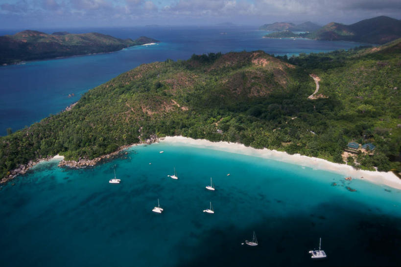 帆船,无人,横图,俯视,航拍,室外,白天,旅游,度假,海浪,海洋,石头,美景,树林,植物,船,棕榈树,叶子,非洲,塞舌尔,石子,景观,浪花,水平线,云,云朵,辽阔,绿叶,海平线,云彩,娱乐,树,树木,蓝色,绿色,白云,蓝天,天空,自然,海水,交通工具,天,享受,休闲,广阔,嫩叶,景色,放松,生长,晴朗,成长,一望无际,鸟瞰,自然风光,载具,海景,棕榈叶,塞舌尔共和国,阿非利加洲,东非,无边无际,一马平川,帕尔梅岛,普拉兰岛,普拉斯兰岛,叶,叶片,大海,风浪,海,海水的波动,近岸浪,石块,岩石,涌浪,晴空,彩图,高角度拍摄,水天相接,水天一线