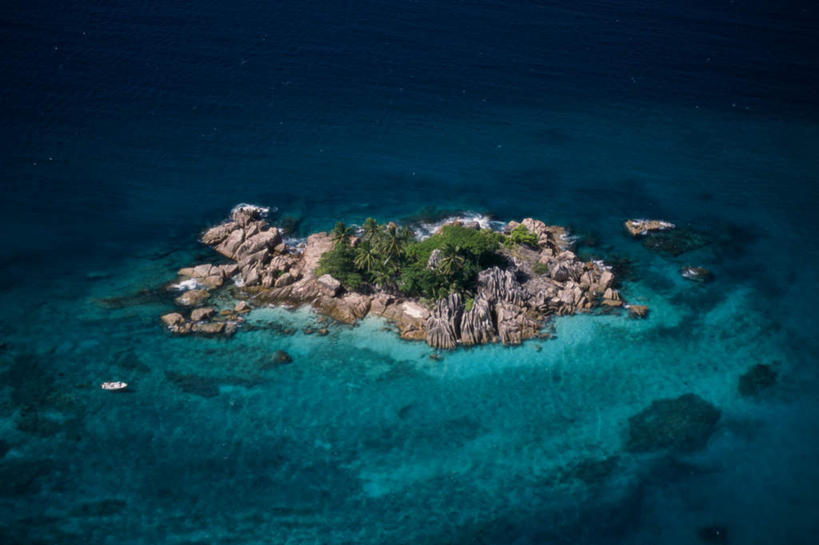 无人,横图,俯视,航拍,室外,白天,旅游,度假,海浪,海洋,石头,美景,沙滩,树林,植物,非洲,塞舌尔,沙子,石子,海岸,景观,浪花,沙地,娱乐,树,树木,绿色,自然,海水,享受,休闲,景色,放松,生长,成长,鸟瞰,自然风光,海景,塞舌尔共和国,阿非利加洲,东非,大海,风浪,海,海水的波动,海滩,近岸浪,石块,岩石,涌浪,彩图,高角度拍摄