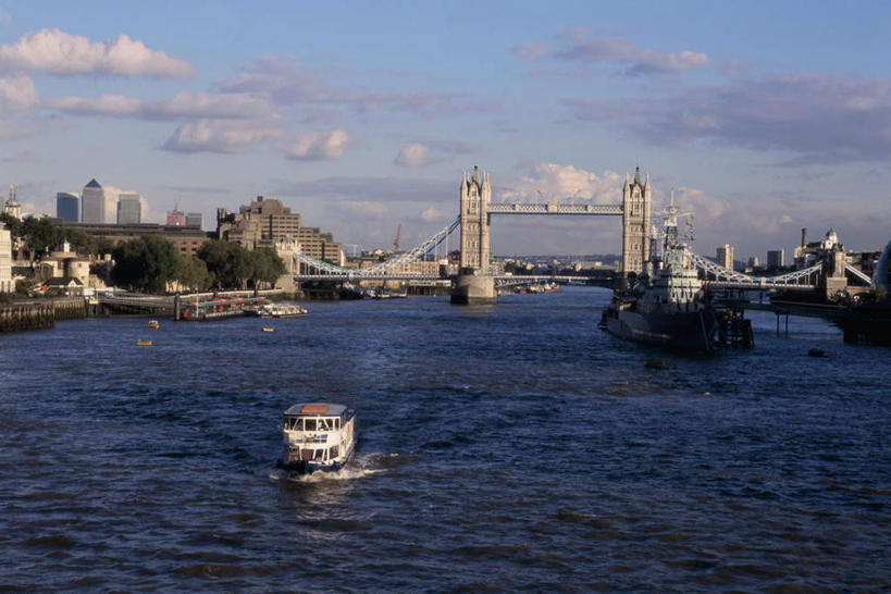 无人,高楼大厦,横图,室外,白天,正面,度假,河流,美景,水,城市风光,标志建筑,城市,大桥,大厦,地标,建筑,摩天大楼,桥梁,船,英国,欧洲,伦敦,一艘,阴影,波纹,飞溅,溅,光线,液体,影子,河水,景观,水滴,水流,云,云朵,建筑群,桥,游艇,首都,云彩,娱乐,建设,伦敦塔桥,泰晤士河,水珠,蓝色,白云,蓝天,水纹,天空,阳光,船尾波,交通工具,波浪,天,享受,休闲,景色,放松,晴朗,西欧,喷洒,载具,大不列颠,大不列颠及北爱尔兰联合王国,塔桥,大不列颠联合王国,日不落英帝国,雾都,晴空,彩图,大楼,高层建筑,高楼,摩天楼