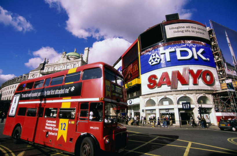 无人,家,商店,横图,室外,白天,仰视,购物,度假,消费,美景,城市风光,标志建筑,超市,城市,地标,建筑,商场,公共汽车,英国,欧洲,伦敦,一辆,阴影,光线,英文,标志,文字,影子,字符,字母,房屋,屋子,景观,云,云朵,公寓,建筑群,巴士,公交车,首都,云彩,娱乐,标识,建设,洋房,楼房,皮卡迪利广场,双层巴士,住宅,车,蓝色,白云,蓝天,天空,阳光,交通工具,天,享受,休闲,景色,放松,金融,百货,晴朗,英文字母,西欧,载具,大不列颠,选购,贸易,百货公司,大不列颠及北爱尔兰联合王国,血拼,大不列颠联合王国,日不落英帝国,双层公共汽车,雾都,晴空,彩图,低角度拍摄,全身,房子,购物商场,购物中心,商业中心