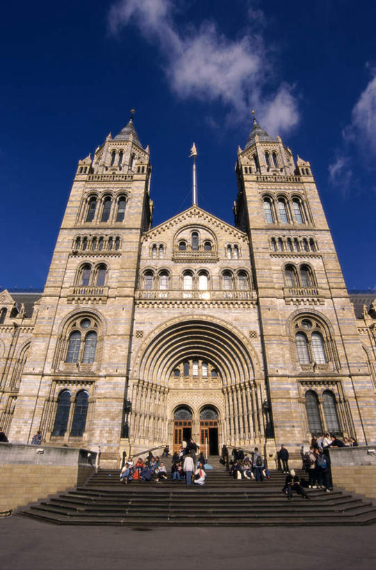 西方人,博物馆,坐,竖图,室外,白天,仰视,旅游,度假,名胜古迹,桌子,标志建筑,地标,建筑,椅子,英国,欧洲,伦敦,欧洲人,行人,游客,游人,阴影,服装,研究,遗迹,光线,影子,云,云朵,首都,许多人,教育,云彩,注视,休闲装,古迹,文物,娱乐,建设,书桌,古建筑,路人,旅客,衣服,蓝色,白云,蓝天,天空,阳光,课桌,天,观察,看,一群人,享受,休闲,休闲服,旅游胜地,放松,服饰,晴朗,观看,展览,察看,西欧,关注,欣赏,大不列颠,陈列,古文明,英国自然历史博物馆,大不列颠及北爱尔兰联合王国,大不列颠联合王国,日不落英帝国,雾都,典藏,过客,肯辛顿.切尔西区,男人,男性,年轻男性,年轻女性,女人,女性,白种人,晴空,坐着,彩图,低角度拍摄,全身