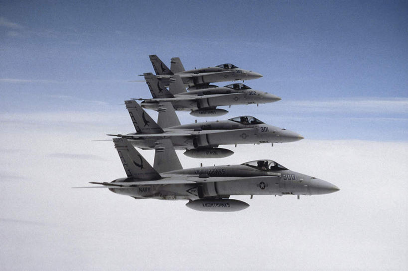 无人,横图,俯视,航拍,室外,白天,飞机,美国,一排,飞翔,阴影,整齐,飞行,光线,影子,烟雾,云,云朵,翱翔,云彩,飞,排列,蓝色,白云,蓝天,天空,阳光,天,空军,晴朗,污染,废气,战斗机,北美,北美洲,四艘,鸟瞰,队列,美洲,军用机,飞机尾迹,美军,军用战斗机,尾迹云,机尾云,飞机拉烟,云带,尾迹,F/A-18战斗机,F/A-18战机,F-18C大黄蜂战斗机,F-18大黄蜂战斗机,F-18战斗机,F-18战机,KC-135加油机,北亚美利加洲,亚美利加洲,机尾迹,飞机尾气,晴空,彩图,高角度拍摄