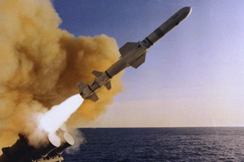 无人,横图,室外,白天,仰视,热情,火箭,航天,科技,海浪,海洋,火,阴影,光线,科学,火焰,影子,浪花,水平线,烟雾,辽阔,海平线,燃烧,设备,蓝色,蓝天,天空,阳光,海水,天,广阔,发射台,运输,晴朗,一望无际,载具,装置,海景,万里无云,无边无际,一马平川,加速器,加速装置,大海,风浪,海,海水的波动,近岸浪,涌浪,晴空,晴空万里,彩图,低角度拍摄,水天相接,水天一线