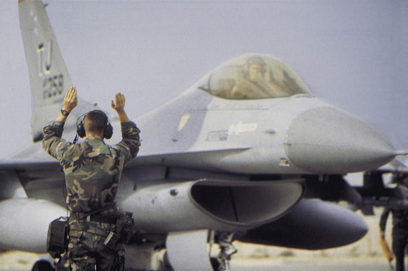 西方人,三个人,伙伴,朋友,地勤人员,机场,站,举,横图,室外,白天,工作服,制服,友谊,安全,合作,团队,飞机,飞机场,欧洲,美国,欧洲人,阴影,光线,包,书包,影子,防护,航空,背面,蓝色,蓝天,天空,阳光,背包,停机坪,天,托,站着,战略,空军,晴朗,耳罩,保护,单肩包,战斗机,北美,北美洲,美洲,保险,隔音,耳套,军用机,美军,军用战斗机,战隼战斗机,万里无云,F-16战斗机,F-16战隼战斗机,北亚美利加洲,亚美利加洲,保全,周全,安稳,安定,联合,合谋,耳护,工作制服,配合,平安,协作,男人,男性,年轻男性,白种人,晴空,晴空万里,地勤,举起,举手,举着,向上举,向上伸,向上托,站立,半身,彩图,工作套服