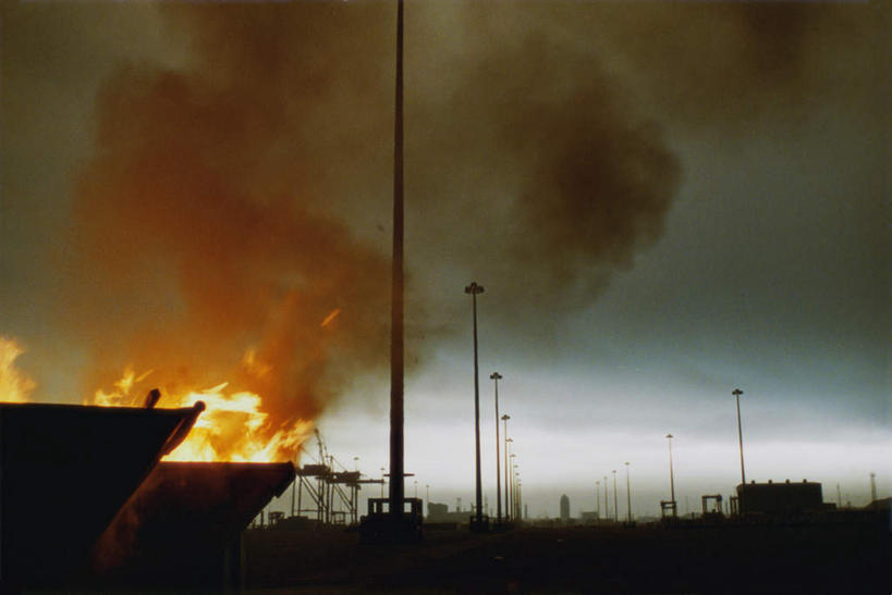 无人,横图,室外,白天,正面,热情,路灯,轮船,船,火,照明,科威特,亚洲,火焰,乌云,云,阴天,云朵,灯光,首都,背光,燃烧,云彩,灯,天空,交通工具,天,战争,照亮,昏暗,阴沉,照明设备,载具,西亚,逆光,战斗,战役,科威特国,科威特城,彩图