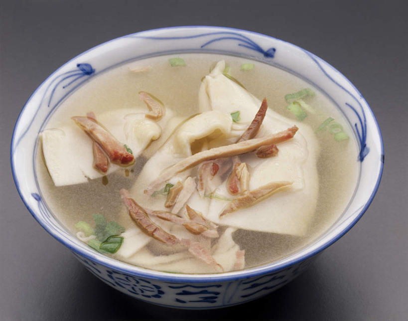 点心,馄饨,面食,无人,横图,俯视,室内,特写,白天,阴影,灰色背景,反射,影子,陶瓷,料理,食品,面点,陶瓷制品,美食,食物,容器,碗,中式,摄影,影棚,储藏,储存,一碗,扁肉,彩图,高角度拍摄,影棚拍摄,拍摄,馄饨汤,贮存