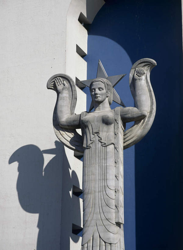 西方人,一个人,无人,公园,站,竖图,室外,白天,仰视,民族服装,度假,美景,城市风光,城市,雕塑,欧洲,美国,欧洲人,仅一个年轻女性,仅一个女性,仅一个人,艺术,装饰,雕刻,雕像,景观,注视,娱乐,石雕,工艺品,观察,看,站着,享受,休闲,景色,放松,观看,张开双腿,纪念,美术,察看,北美,北美洲,关注,德克萨斯州,主题,美洲,陈列,德克萨斯,达拉斯,达拉斯市,得州,德州,得克萨斯州,孤星之州,功能,美学,北亚美利加洲,亚美利加洲,展开双腿,年轻女性,女人,女性,白种人,站立,半身,彩图,低角度拍摄,传统服装,民俗服,伸展双腿