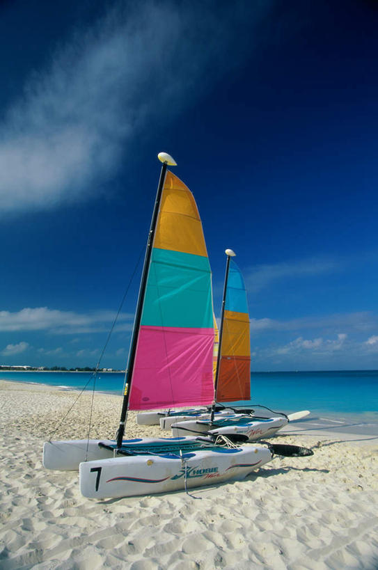 帆船,无人,竖图,室外,白天,正面,旅游,度假,海浪,海洋,美景,沙滩,船,一艘,阴影,光线,沙子,影子,海岸,景观,浪花,水平线,云,云朵,辽阔,海平线,沙地,云彩,娱乐,蓝色,白云,蓝天,天空,阳光,自然,海水,交通工具,天,享受,休闲,广阔,景色,南美,放松,晴朗,一望无际,南美洲,西印度群岛,拉丁美洲,自然风光,载具,美洲,海景,亚美利加洲,南亚美利加洲,凯科斯群岛,特克斯群岛,无边无际,一马平川,大海,风浪,海,海水的波动,海滩,近岸浪,涌浪,晴空,彩图,水天相接,水天一线