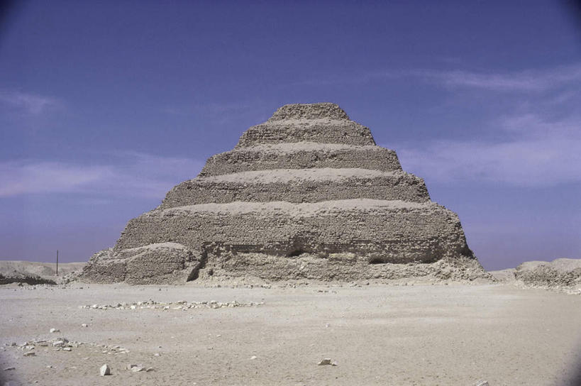 无人,横图,室外,白天,正面,旅游,度假,名胜古迹,沙漠,楼梯,地标,非洲,埃及,阴影,遗迹,光线,影子,阶梯,云,云朵,云彩,古迹,历史,文物,娱乐,古建筑,台阶,蓝色,白云,蓝天,天空,阳光,天,享受,休闲,旅游胜地,金字塔,放松,晴朗,古埃及,古文明,北非,萨卡拉,古代七大奇迹,阿拉伯埃及共和国,金字塔之国,棉花之国,阿非利加洲,阶梯金字塔,塞加拉,圣卡拉梯形金字塔,大漠,砂漠,晴空,彩图,标志性建筑