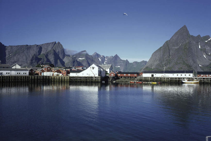 无人,家,码头,横图,室外,白天,正面,度假,海浪,海洋,美景,山,山脉,城市风光,城市,港口,挪威,欧洲,阴影,光线,影子,房屋,屋子,景观,浪花,山峰,公寓,山峦,娱乐,洋房,楼房,住宅,蓝色,蓝天,天空,阳光,海水,群山,天,享受,休闲,景色,放松,晴朗,斯堪的纳维亚,北欧,斯堪的那维亚,斯堪的那维亚半岛,斯堪的纳维亚半岛,海景,万里无云,挪威王国,罗弗敦群岛,诺尔兰,诺尔兰郡,大海,风浪,海,海水的波动,近岸浪,涌浪,晴空,晴空万里,彩图,房子,摆渡口,埠头,渡口,渡头,港湾,海港,货运码头,口岸,商港