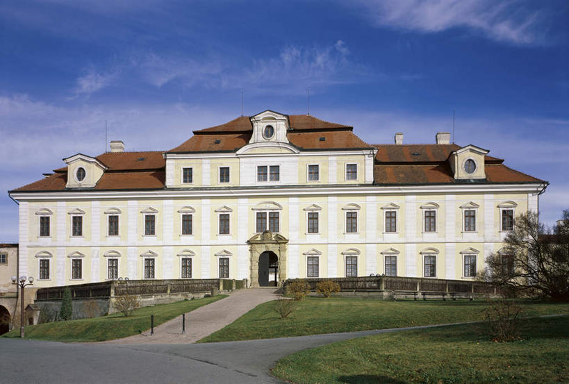 无人,横图,室外,白天,正面,旅游,度假,草地,草坪,植物,窗户,标志建筑,道路,地标,建筑,路,欧洲,捷克,一排,许多,阴影,整齐,光线,影子,堡垒,城堡,云,云朵,小路,交通,云彩,娱乐,建设,玻璃窗,草,树,树木,排列,蓝色,绿色,白云,蓝天,天空,阳光,自然,天,享受,休闲,旅游胜地,放松,生长,晴朗,成长,要塞,队列,中欧,捷克共和国,设防,晴空,彩图,赫拉德茨.克拉洛韦州