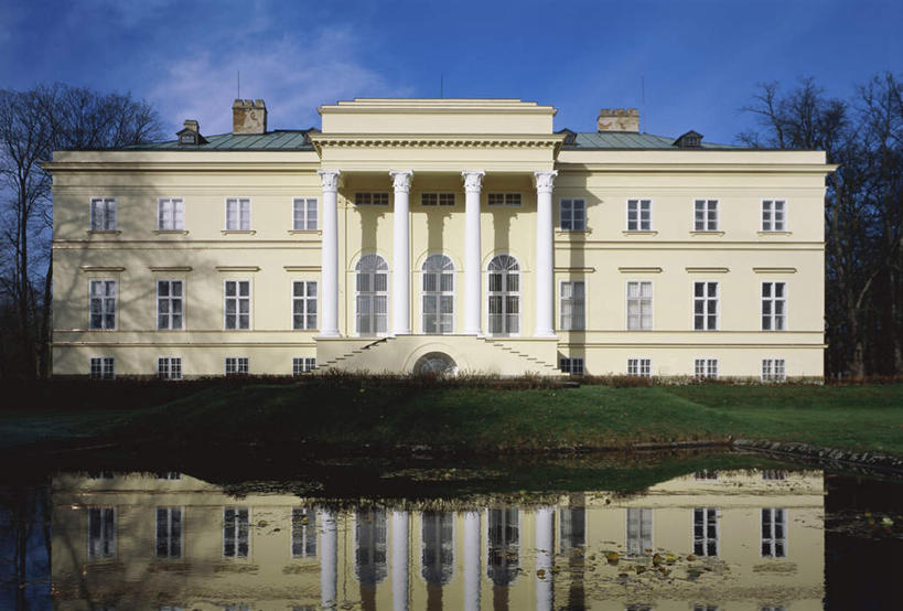 无人,横图,室外,白天,正面,旅游,度假,草地,草坪,河流,水,植物,窗户,标志建筑,地标,建筑,欧洲,捷克,一排,许多,阴影,波纹,整齐,光线,影子,堡垒,城堡,河水,水流,云,云朵,涟漪,云彩,娱乐,建设,玻璃窗,草,树,树木,排列,蓝色,绿色,白云,倒影,蓝天,水纹,天空,阳光,自然,波浪,天,享受,休闲,旅游胜地,放松,生长,晴朗,成长,倒映,要塞,队列,中欧,捷克共和国,水晕,反照,设防,晴空,彩图,赫拉德茨.克拉洛韦州,切尔韦尼科斯泰莱茨