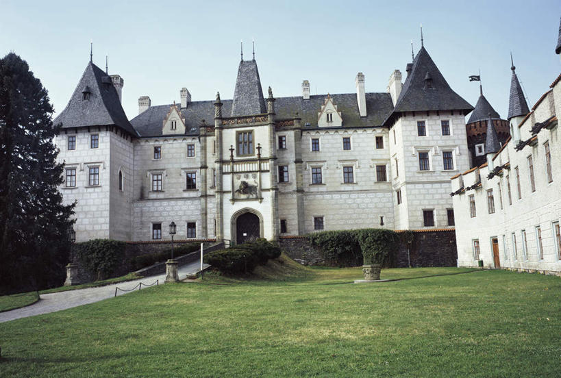 无人,横图,室外,白天,正面,旅游,度假,草地,草坪,植物,窗户,标志建筑,地标,建筑,欧洲,捷克,一排,许多,阴影,整齐,光线,影子,堡垒,城堡,墙,娱乐,建设,玻璃窗,墙壁,墙面,草,树,树木,排列,蓝色,绿色,白色,蓝天,天空,阳光,自然,天,享受,休闲,旅游胜地,放松,生长,晴朗,成长,要塞,队列,中欧,捷克共和国,万里无云,设防,晴空,晴空万里,彩图