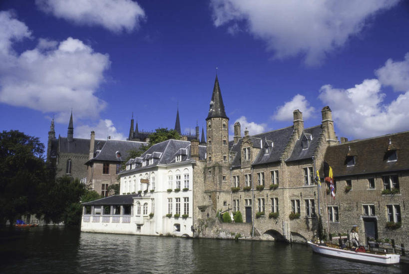 无人,家,横图,室外,白天,正面,旅游,度假,河流,美景,水,窗户,城市风光,城市,建筑,比利时,欧洲,一排,许多,阴影,波纹,整齐,光线,影子,房屋,屋子,河水,景观,水流,云,云朵,公寓,建筑群,涟漪,云彩,娱乐,建设,洋房,楼房,玻璃窗,住宅,排列,蓝色,白云,倒影,蓝天,水纹,天空,阳光,波浪,天,享受,休闲,景色,放松,晴朗,倒映,西欧,队列,省会,水晕,比利时王国,反照,布鲁日,西佛兰德省,晴空,彩图,房子