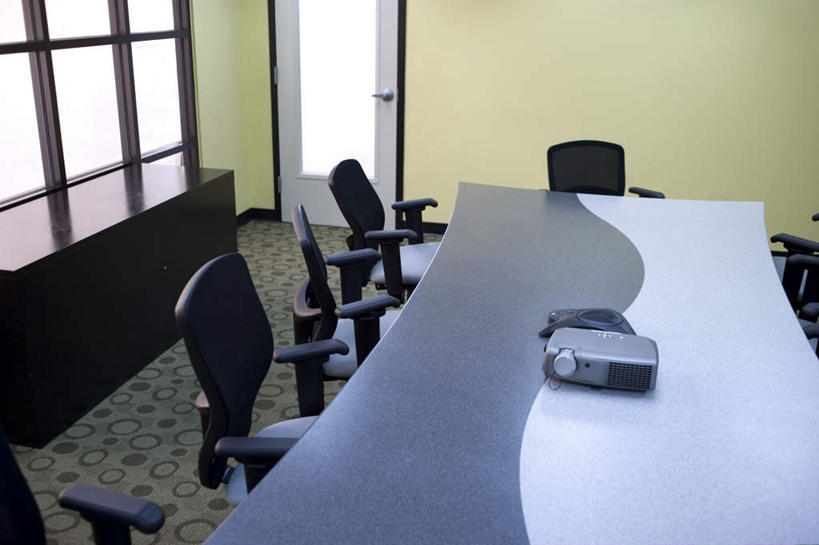 无人,办公室,打电话,横图,室内,白天,正面,显示器,仪器,家具,门,桌子,电话,椅子,一排,许多,阴影,整齐,反射,屏幕,影子,办公桌,墙,投影仪,设备,通讯设备,显示屏,墙壁,墙面,排列,会议椅,门框,办公椅,队列,投影机,输出设备,会议电话,办公家具,商务椅,培训椅,交流,电话机,沟通,通话,彩图