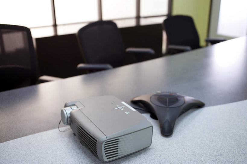 无人,办公室,打电话,横图,室内,特写,白天,正面,显示器,仪器,窗户,家具,桌子,电话,椅子,一排,阴影,朦胧,模糊,整齐,反射,屏幕,影子,办公桌,墙,投影仪,三把,设备,通讯设备,显示屏,玻璃窗,墙壁,墙面,排列,黑色,会议椅,办公椅,队列,投影机,输出设备,会议电话,办公家具,商务椅,培训椅,交流,电话机,沟通,通话,彩图