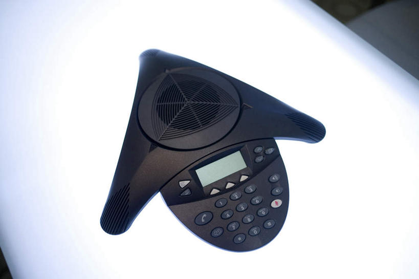 无人,办公室,打电话,横图,俯视,室内,特写,白天,显示器,家具,桌子,静物,电话,阴影,反射,屏幕,影子,办公桌,通讯设备,显示屏,输出设备,会议电话,办公家具,交流,电话机,沟通,通话,彩图,高角度拍摄