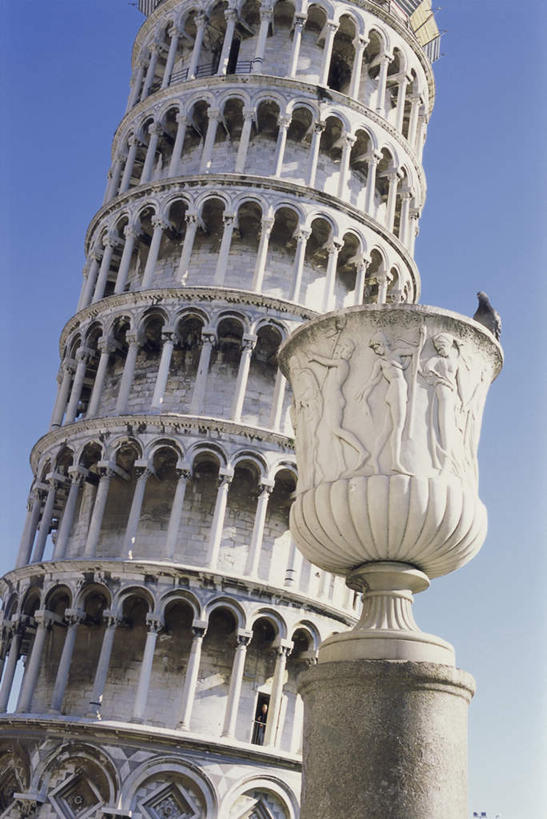 无人,竖图,室外,白天,仰视,旅游,度假,名胜古迹,标志建筑,地标,建筑,路灯,照明,意大利,欧洲,一排,许多,阴影,遗迹,整齐,光线,影子,拱门,灯光,古迹,文物,娱乐,建设,古建筑,灯,排列,蓝色,蓝天,天空,阳光,天,享受,休闲,旅游胜地,放松,晴朗,照亮,比萨城,比萨斜塔,照明设备,托斯卡纳,队列,南欧,古文明,万里无云,意大利共和国,奇迹广场,比萨大教堂,托斯卡纳大区,晴空,晴空万里,彩图,低角度拍摄